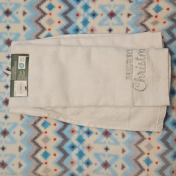 St Nicholas Square | Set of Two Hand Towels - New, White "Merry Christmas" - Picture 4 of 5